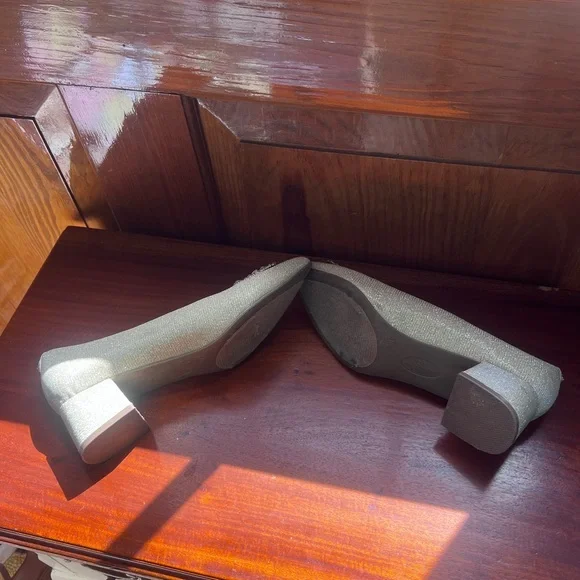 Elegant Gold Women's Flats with Crystal Embellishments - Picture 6 of 8